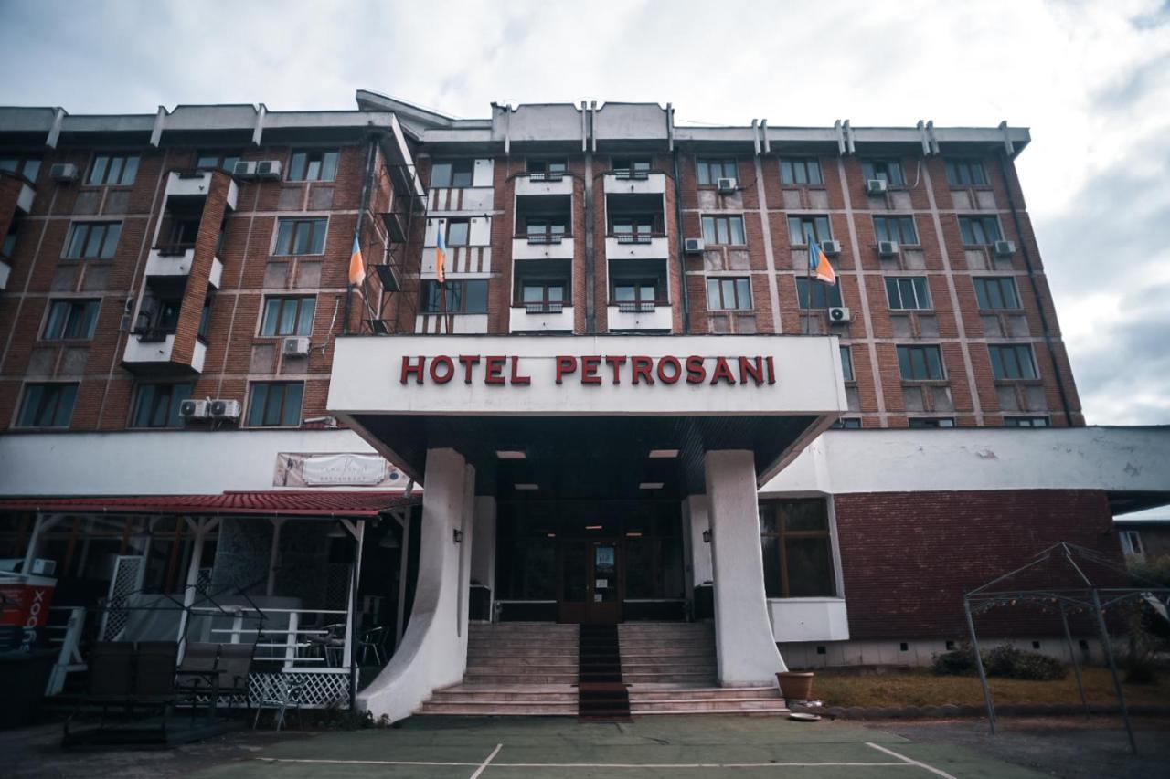 Hotel Petroshani srl Petroşani Exteriör bild